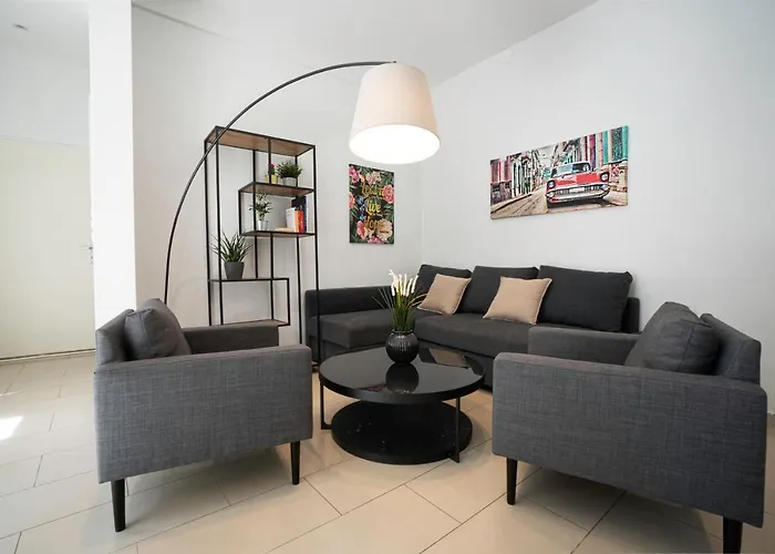 Chic Newly-renovated Steps From Subway In Vienna's Hernals District *