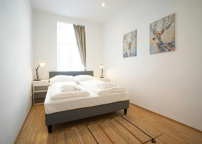 Chic Newly-renovated Steps From Subway In Vienna's Hernals District *