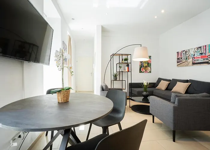 Chic Newly-renovated Steps From Subway In Vienna's Hernals District