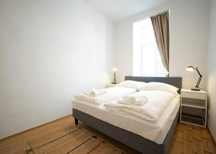 Chic Newly-renovated Steps From Subway In Vienna's Hernals District *
